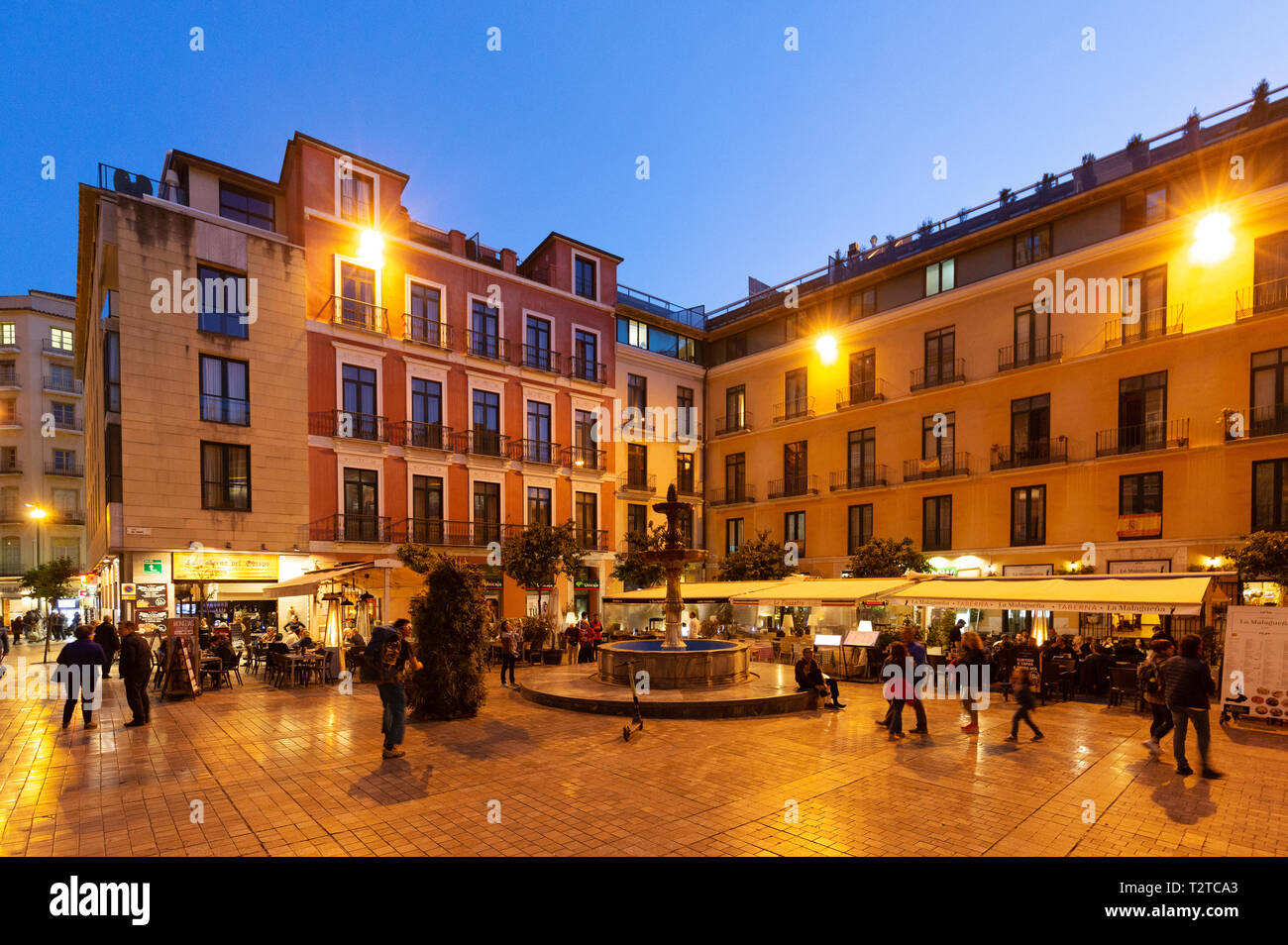 Leute auf der Straße in der Abenddämmerung, Plaza del Obispo, Malaga Andalusien Spanien Stockfoto