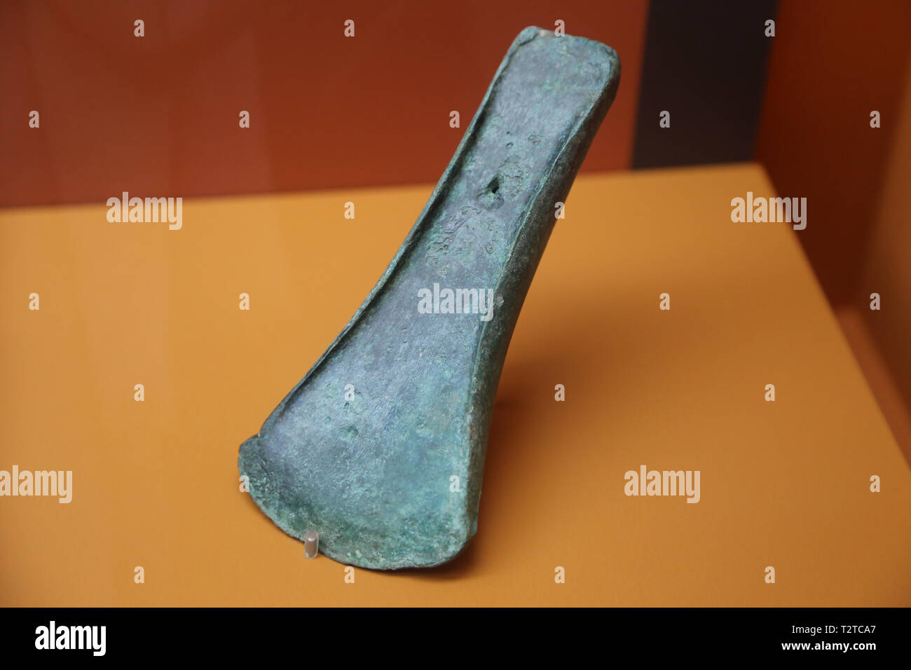 Bronze ax. Frühe Bronzezeit. Zwischen 2300-1800 v. Chr.. Olopte Höhle. Isovol. Katalonien, Spanien. Archäologisches Museum von Katalonien. Barcelona. Spanien. Stockfoto