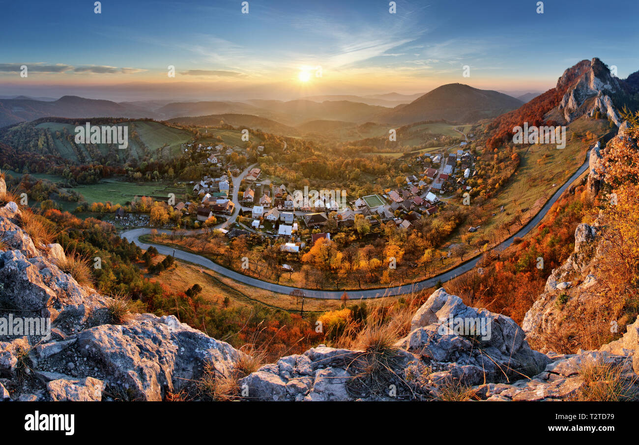 Landschaft mit Dorf, in den Bergen und Blu Sky - Panoramablick Stockfoto