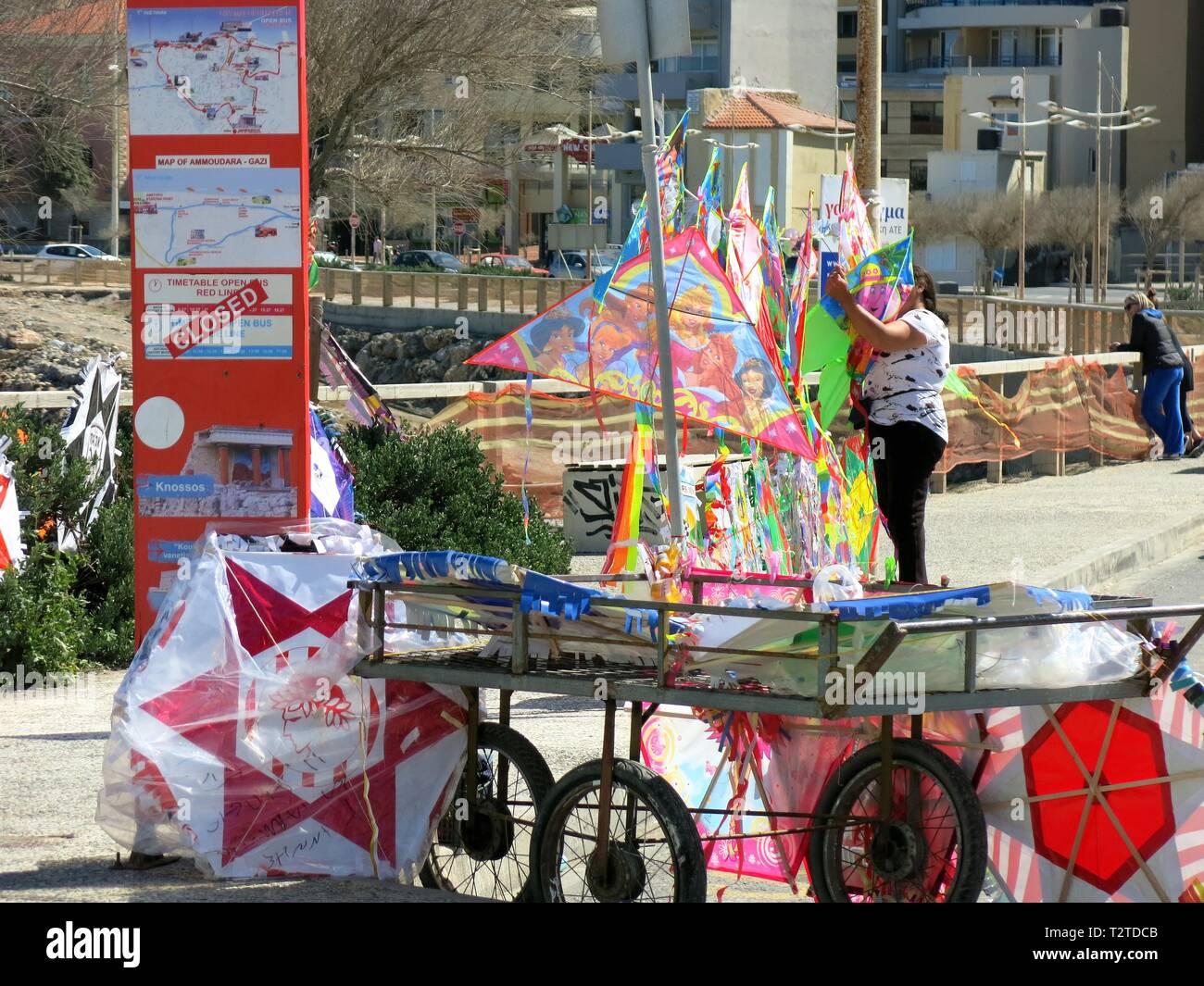 Anbieter Verkauf von Kites, auf sauberen Montag, der erste Tag der Griechisch-orthodoxen Fastenzeit in Griechenland. Stockfoto