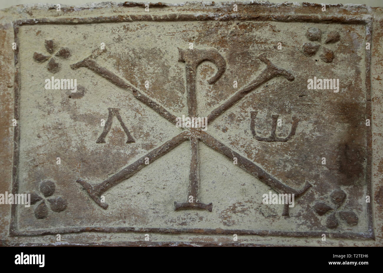 Das Chi-Rho-Symbol mit Alpha und Omega. 4th-5th Cent. Barcino (Barcelona). Archäologisches Museum von Katalonien. Barcelona. Spanien. Stockfoto