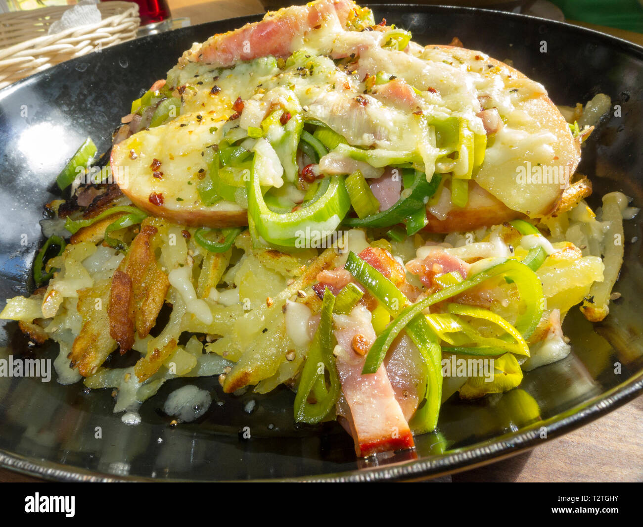 Österreich, Biosphärenpark Großes Walsertal, Seilbahnstuble Bergrestaurant, Winterrosti, Gericht, bestehend hauptsächlich aus Kartoffeln Stockfoto