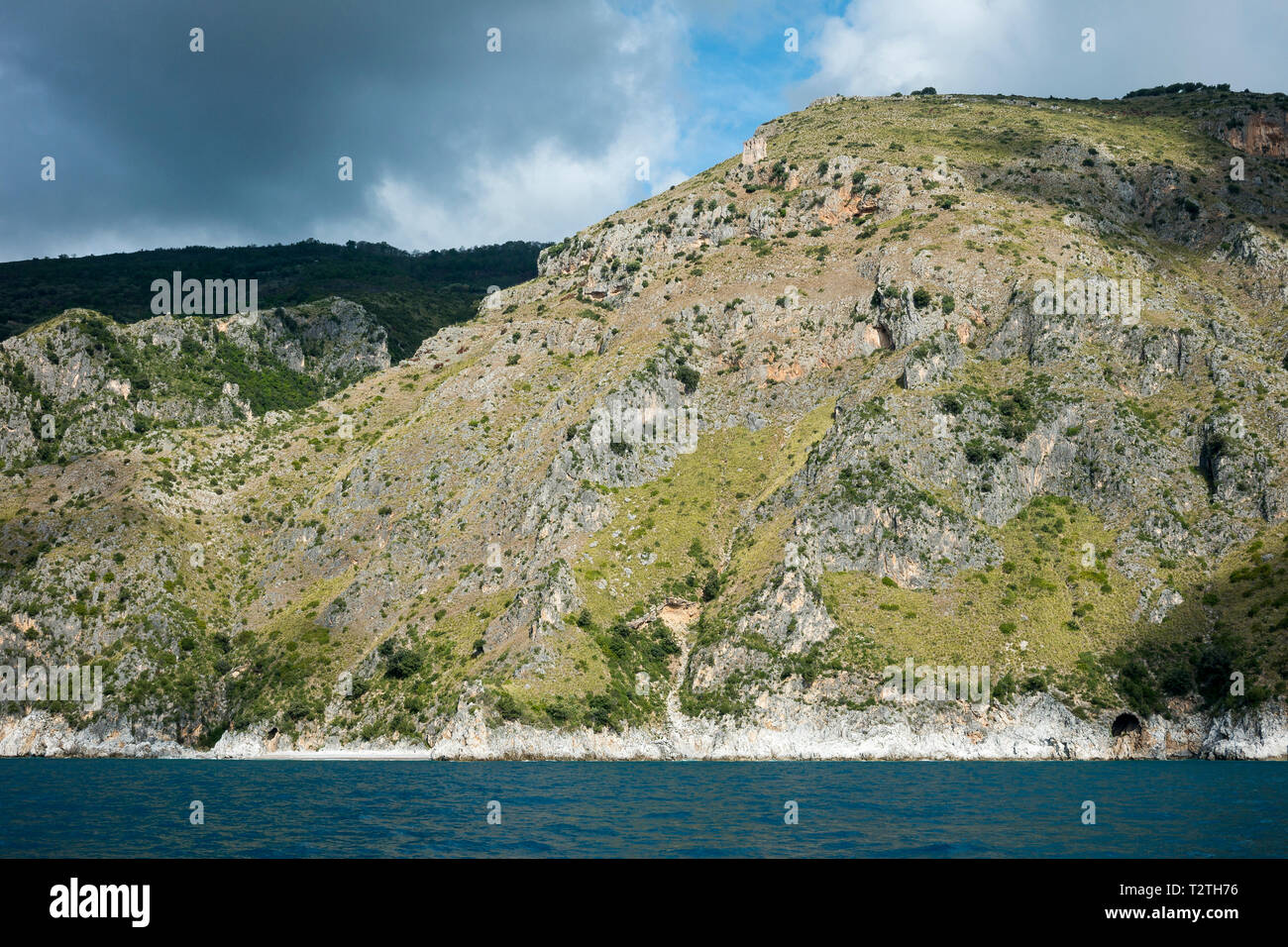 Italien, Kampanien, Cilento Nationalpark, Masseta und Infreschi Marine Protected Area, Sea Cliff Stockfoto