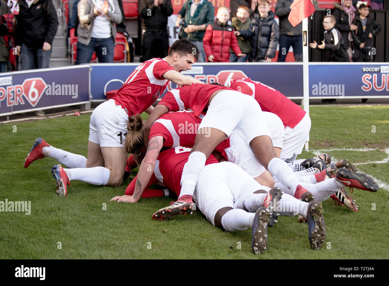 Salford City Spieler feiern in der Nachspielzeit Nathan's Pond Sieger gegen Bromley in der nationalen Liga. Die Halbinsel Stadion. Salford. 30/03/19. Stockfoto