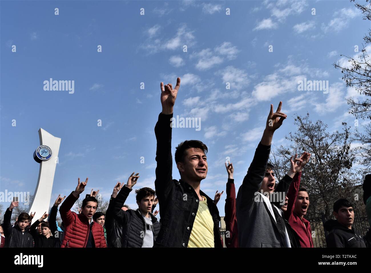 April 4, 2019 - Ankara, Türkei - Anhänger der Partei der Nationalistischen Bewegung (MHP) nehmen Sie teil an einem der 22. Todestages von alparslan Turkes, der Gründer und der erste Präsident der MHP zu gedenken. (Bild: © altan Gochre/ZUMA Draht) Stockfoto