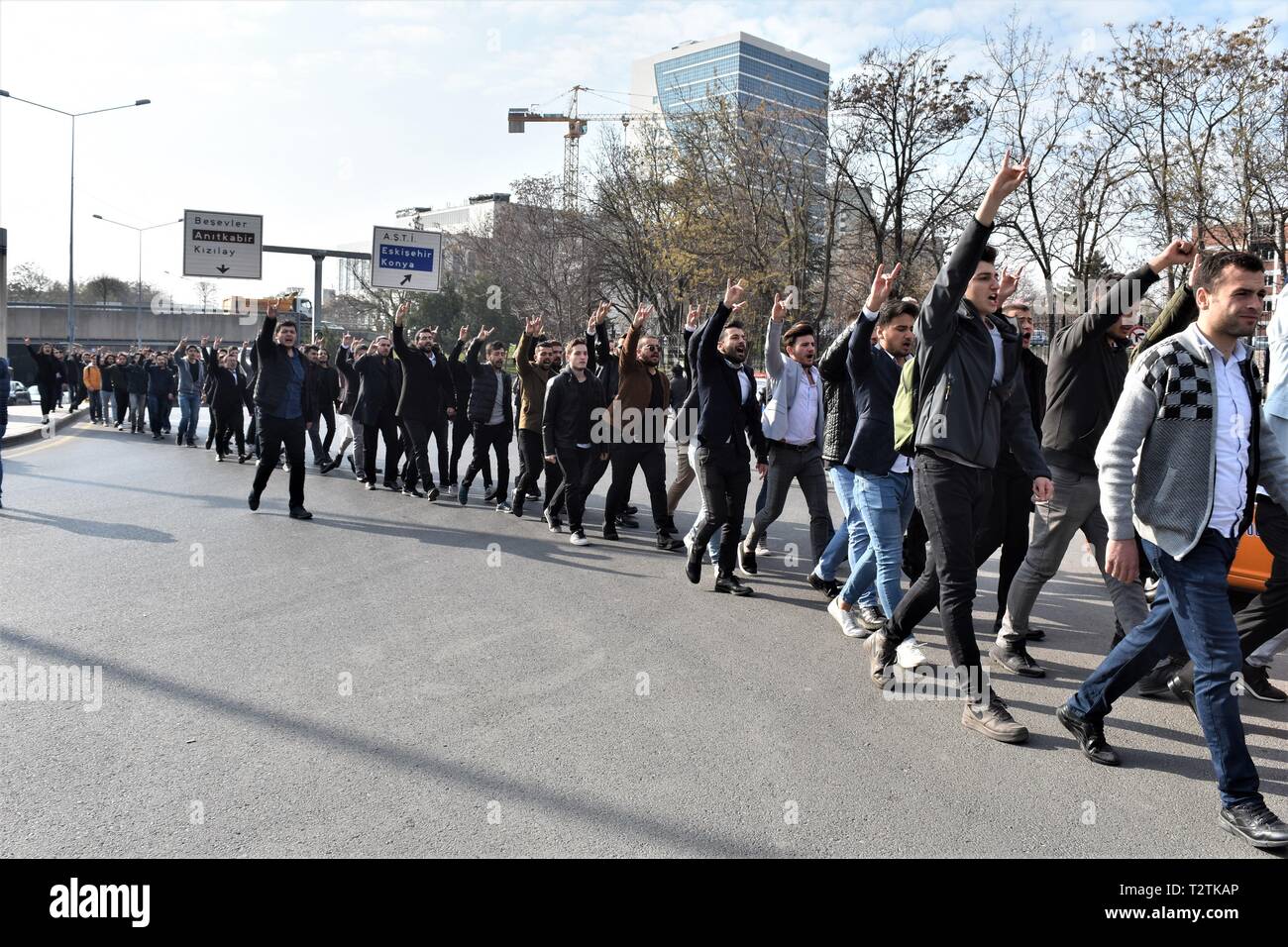 Ankara, Türkei. 4 Apr, 2019. Anhänger der Partei der Nationalistischen Bewegung (MHP) nehmen Sie teil an einem der 22. Todestages von alparslan Turkes, der Gründer und der erste Präsident der MHP zu gedenken. Credit: Altan Gochre/ZUMA Draht/Alamy leben Nachrichten Stockfoto