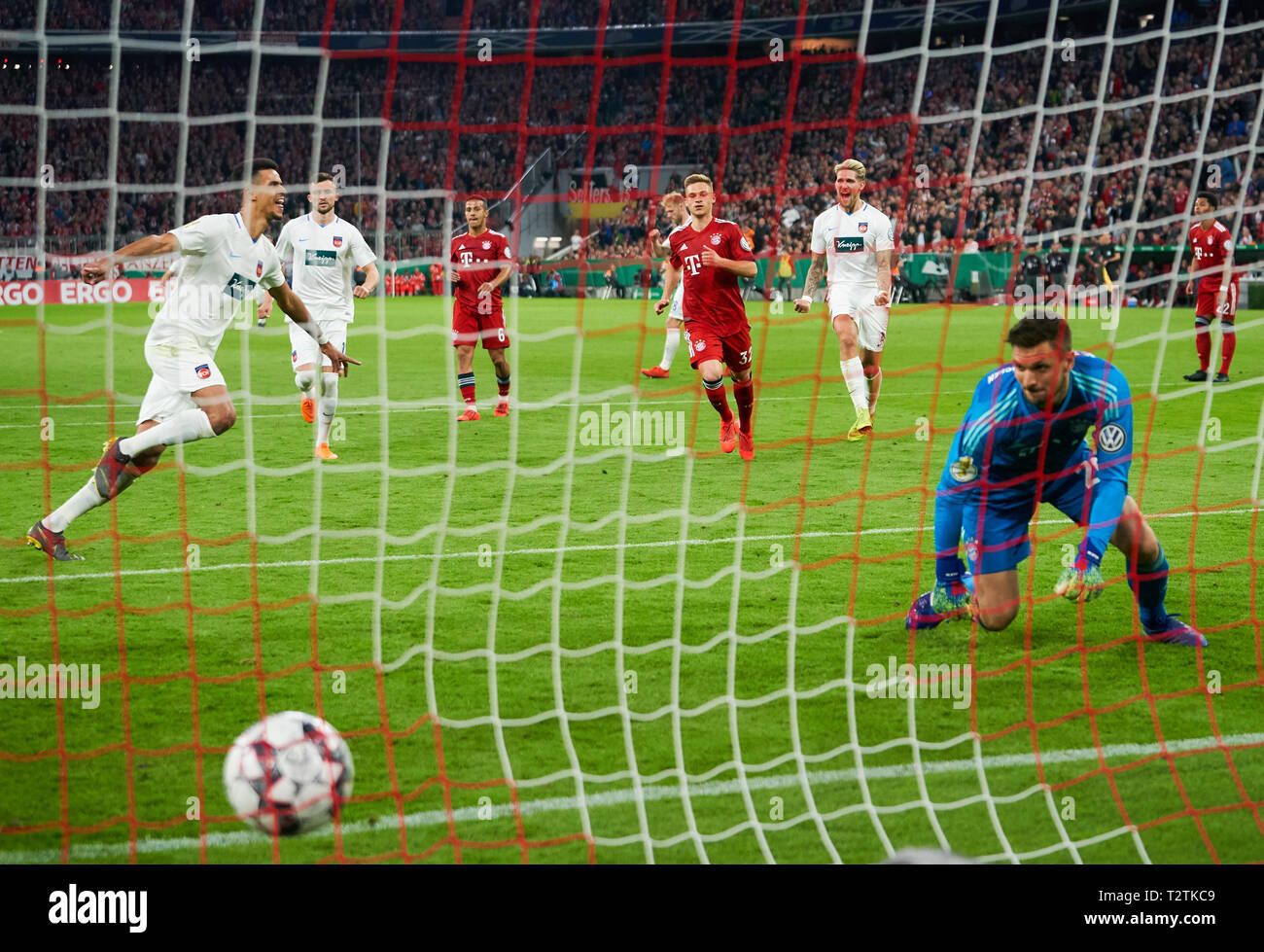 München, Deutschland. 03 Apr, 2019. Robert GLATZEL, Hdh Nr. 9 Kerben, schießt Ziel für 4-4, Sven Ulreich, FCB 26. Das 1:0 fiel. Elfmeterschießen, 11 m, Elfmeter, Aktion, Single Shot, geschossen auf Ziel, FC BAYERN MÜNCHEN - 1.FC HEIDENHEIM DFB-Pokal, DFB-Pokal, München, April 03, 2019 Saison 2018/2019, Fussball, München Quelle: Peter Schatz/Alamy leben Nachrichten Stockfoto