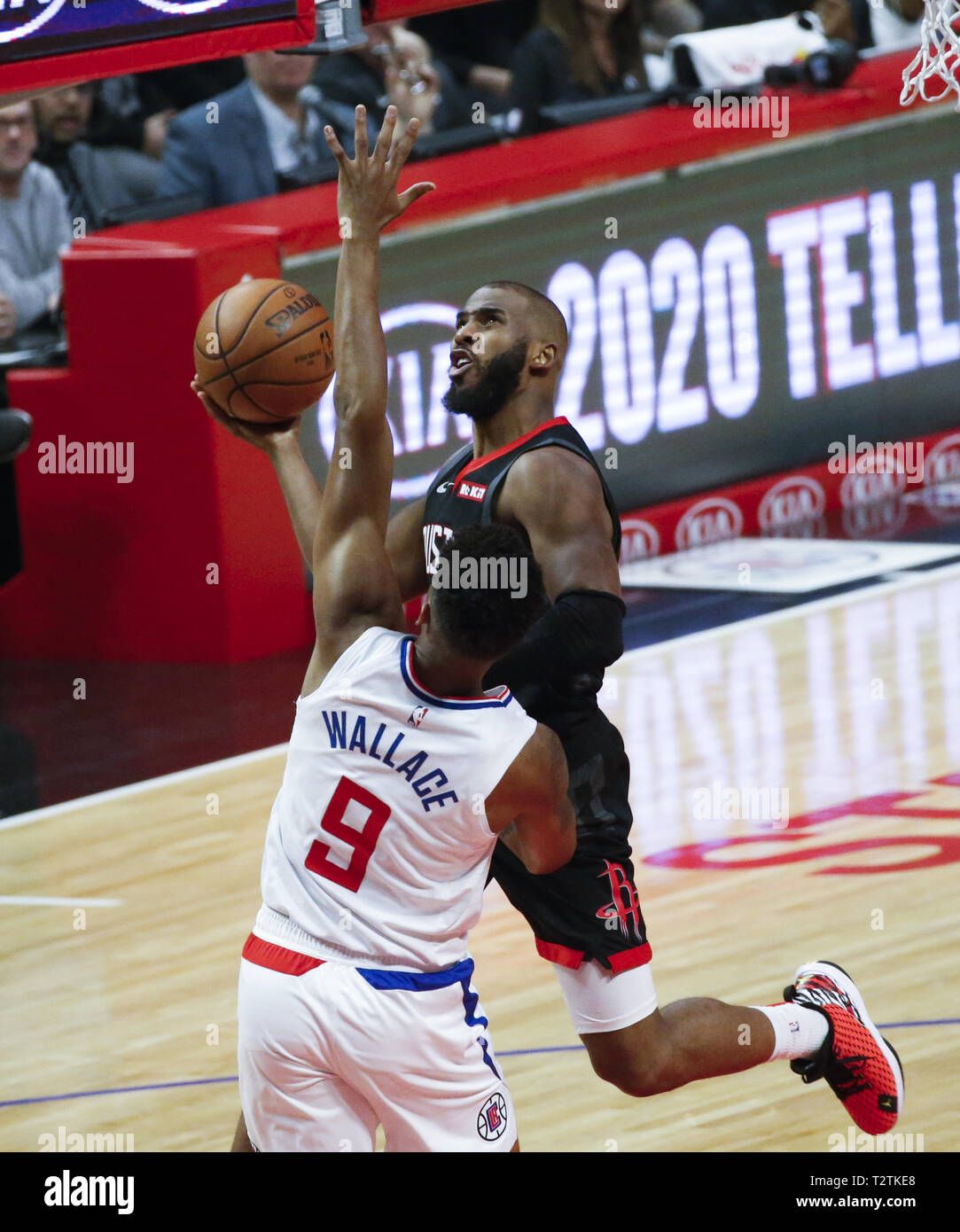 Los Angeles, Kalifornien, USA. 3 Apr, 2019. Chris Houston Rockets' Paul (3) geht nach oben In den Warenkorb während durch Los Angeles Clippers Tyrone Wallace verteidigt (9) Während eines NBA Basketball Spiel zwischen Los Angeles Clippers und Houston Rockets, Mittwoch, April 3, 2019, in Los Angeles. Credit: Ringo Chiu/ZUMA Draht/Alamy leben Nachrichten Stockfoto