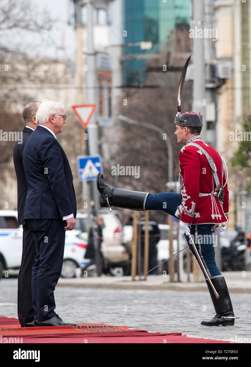 Sofia, Bulgarien. 04 Apr, 2019. Präsident Frank-Walter Steinmeier (v) ist mit militärischen Ehren durch Pansen Radew, Präsident von Bulgarien begrüßt. Präsident Steinmeier ist zu einem zweitaegigen Besuch in Bulgarien. Quelle: Bernd von Jutrczenka/dpa/Alamy leben Nachrichten Stockfoto