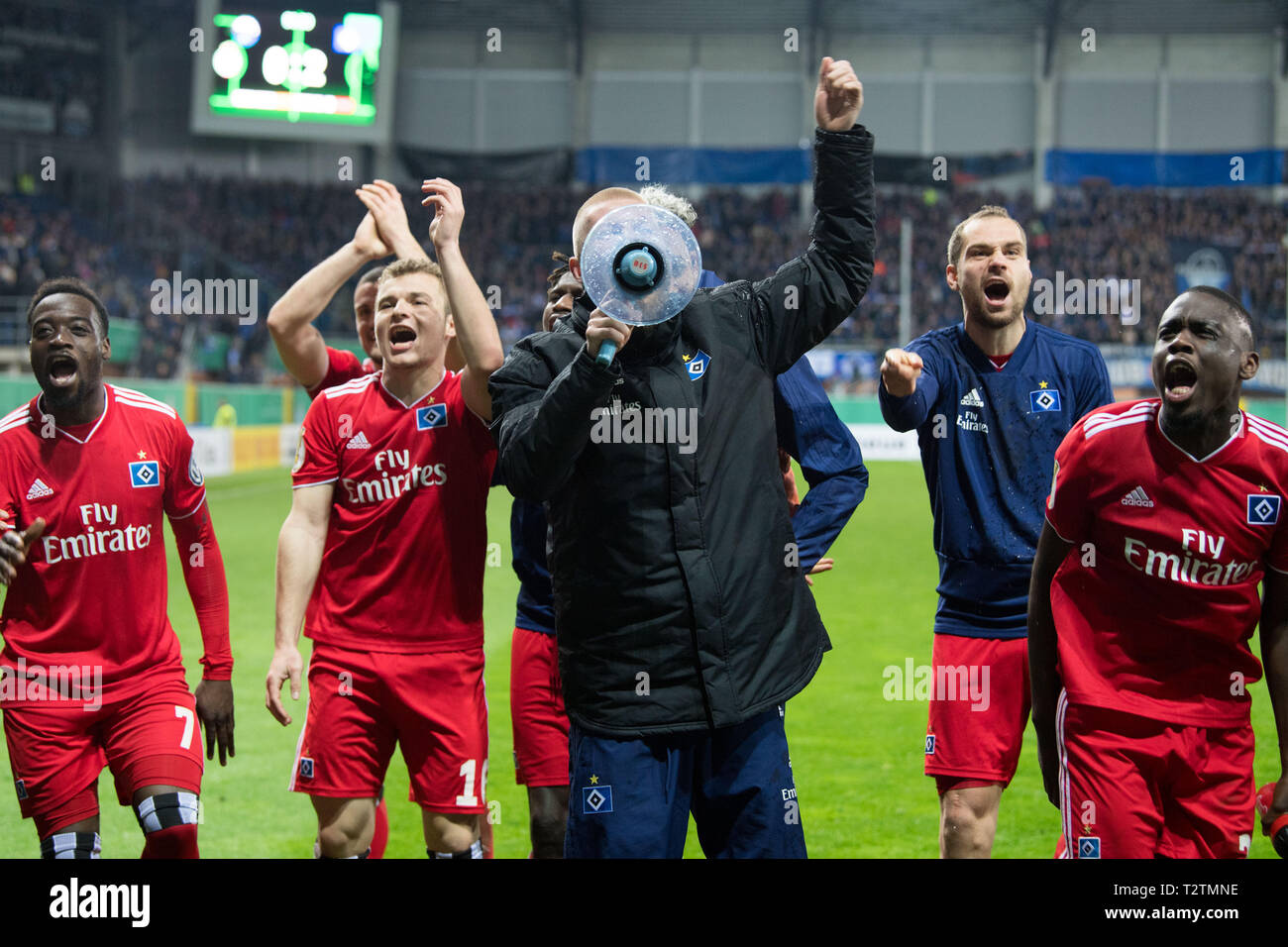 Vrnl Khaled NAREY (HH), Vasilije JANJICIC (HH), Rick van DRONGELEN (HH), Pierre-Michel Lasogga (HH), Orel MANGALA (HH) sind glücklich über den Sieg, Jubel, Jubel, Jubeln, Freude, Jubel, zu feiern, zu abschließenden Jubel, halb Bild, halb Abbildung, Landschaft, Fußball, DFB-Pokal, Viertelfinale, SC Paderborn 07 (PB) - HSV Hamburg Hamburg Hamburg (HH) 0:2 am 01.04.2019 in Paderborn/Deutschland. | Verwendung weltweit Stockfoto