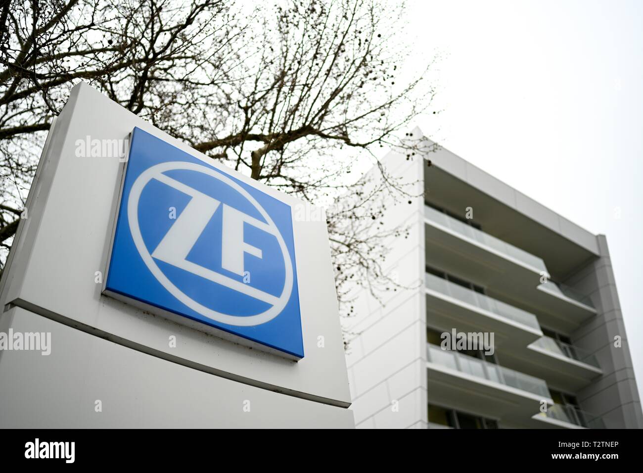 Friedrichshafen, Deutschland. 04 Apr, 2019. Eine Stele mit der ZF-Logo steht vor der ZF-Forum. Credit: Felix Kästle/dpa/Alamy leben Nachrichten Stockfoto