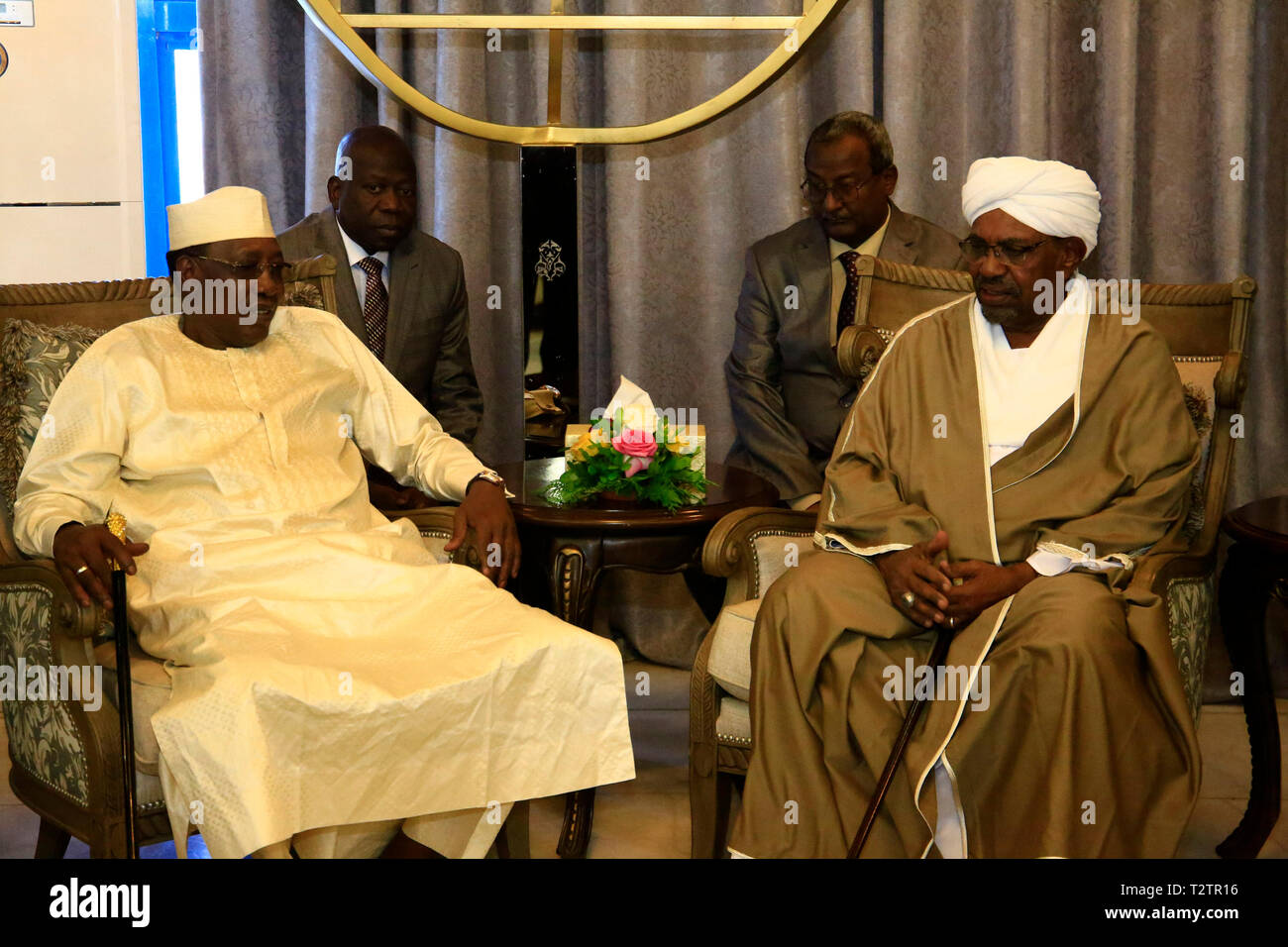 Khartum, Sudan. 4 Apr, 2019. Den sudanesischen Präsidenten Omar al-Bashir (R) trifft sich mit Besuch der tschadischen Präsidenten Idriss Deby in Khartum, Sudan, 4. April 2019. Credit: Mohamed Khidir/Xinhua/Alamy leben Nachrichten Stockfoto