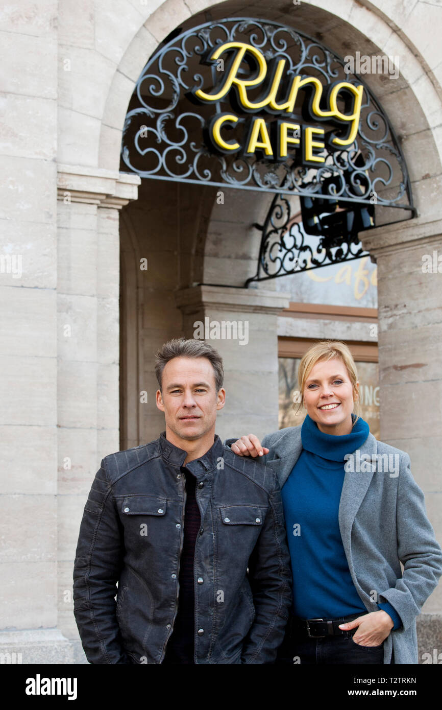 Leipzig, Deutschland. 04 Apr, 2019. Marco Girnth (alias Detective Inspector Jan Maybach), Schauspieler, und Melanie Marschke (alias Detective Inspector Ina Zimmermann), Schauspielerin, stehen vor der Ring-Cafe am Roßplatz in Leipzig. Dieses ist, wo die Dreharbeiten für eine neue Folge der SOKO Leipzig - stattfindet. Credit: Johannes Stein/dpa-Zentralbild/ZB/dpa/Alamy leben Nachrichten Stockfoto