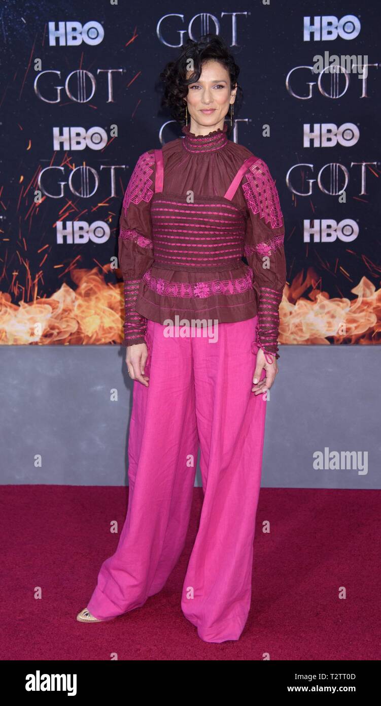 Indira Varma in der Ankunftshalle für Spiel der Throne Finale Saison Premiere auf HBO, Radio City Music Hall, Rockefeller Center, New York, NY, 3. April 2019. Foto von: RCF/Everett Collection Stockfoto