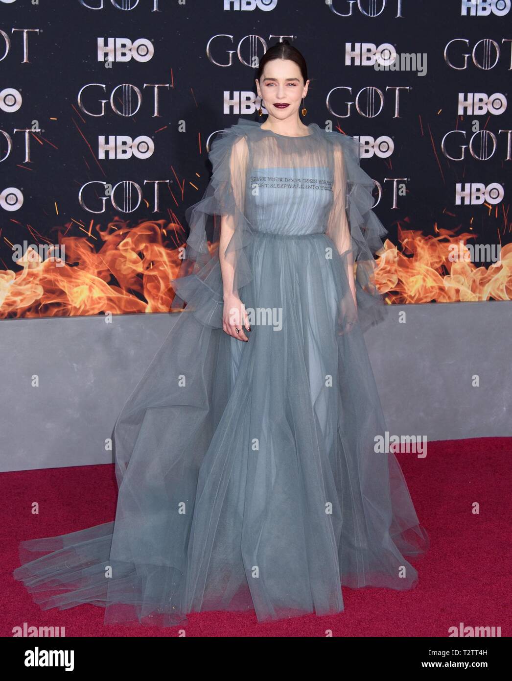 Emilia Clarke in der Ankunftshalle für Spiel der Throne Finale Saison Premiere auf HBO, Radio City Music Hall, Rockefeller Center, New York, NY, 3. April 2019. Foto von: RCF/Everett Collection Stockfoto