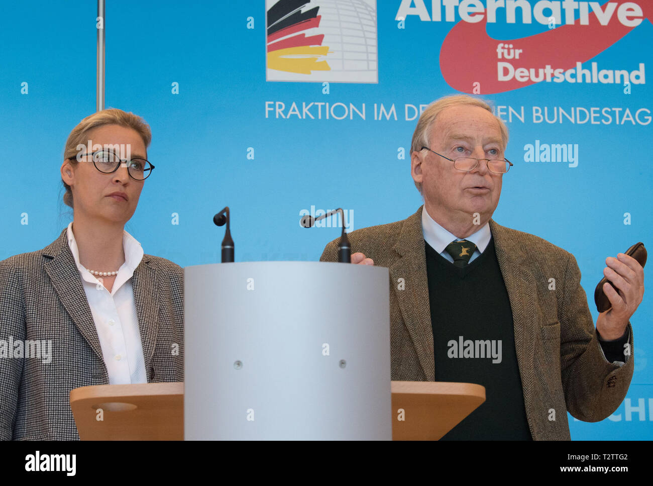 Berlin, Deutschland. 04 Apr, 2019. Alice Weidel und Alexander Gauland, die Führer der AfD parlamentarische Gruppe, wird eine Pressekonferenz nach dem gescheiterten Wahl von ihren eigenen Kandidaten für das Amt des stellvertretenden Präsidenten des Bundestages. Quelle: Jörg Carstensen/dpa/Alamy leben Nachrichten Stockfoto