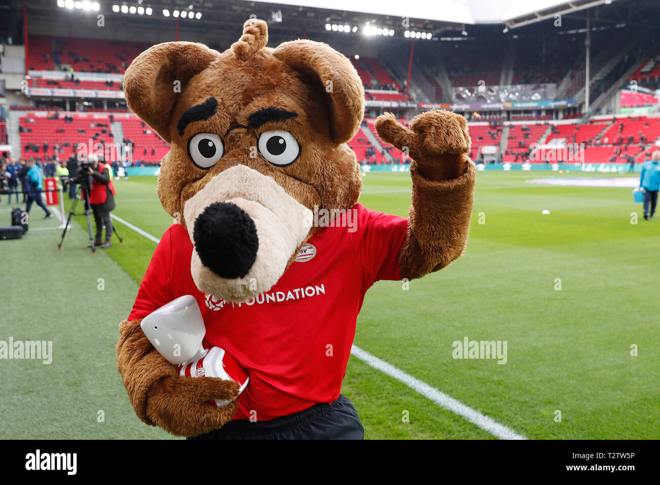 EINDHOVEN - 03-04-2019, Philips Stadion niederländische Fußball eredivisie Saison 2018 / 2019. PSV mascotte Phony mit PSV Robot/AV1 Roboter während des Spiels PSV-PEC. Stockfoto