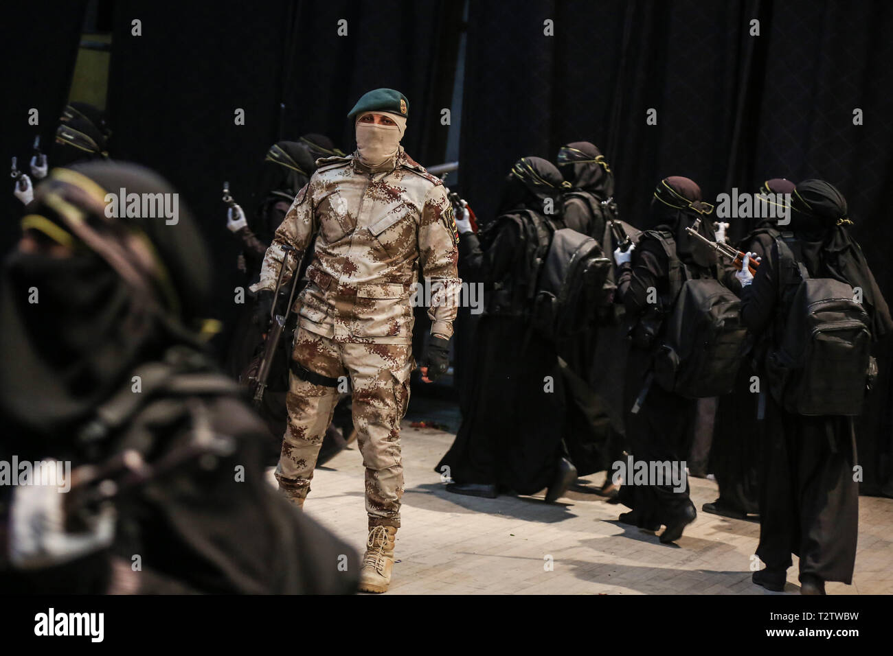 Gaza, Gaza, Palästina. 4 Apr, 2019. Maskierte Frauen Kämpfer Mitglieder des islamischen Dschihad Bewegung in Palästina, mit Kalaschnikows und für Aktionen während der Militärparade in Gaza Stadt Credit balanciert: dawoud Kas/Abo Al Quds Net News/ZUMA Draht/Alamy leben Nachrichten Stockfoto