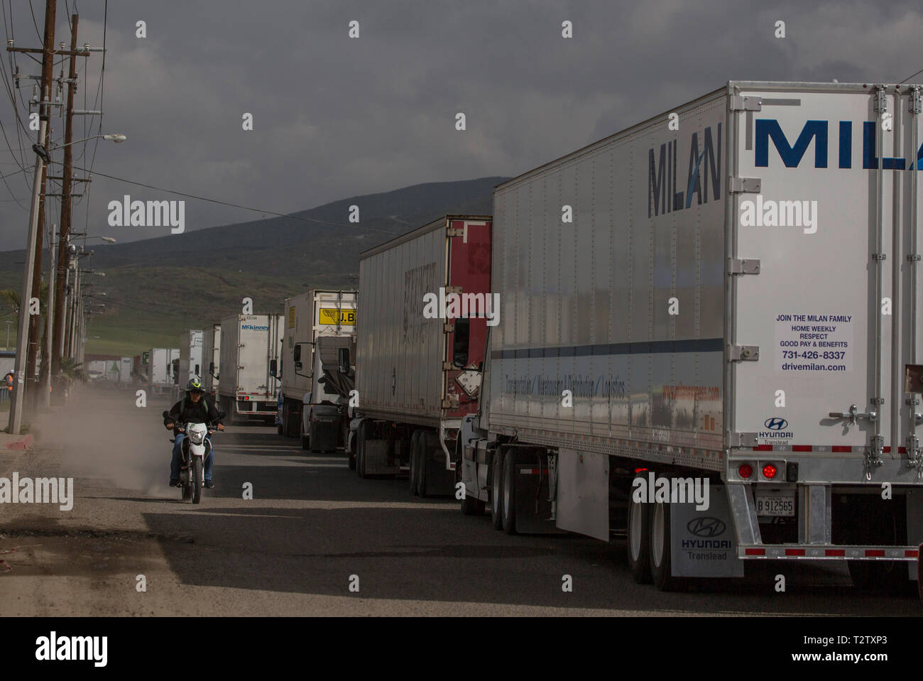 Otay, Mexiko. 03 Apr, 2019. Lkw Anstellen an der Otay Mesa Grenzübergang. Lkw-Fahrer haben derzeit für Stunden zu warten, bevor Sie überprüft werden und in die Vereinigten Staaten zu kommen. Angesichts der steigenden Zahl von Migranten aus Zentralamerika, die US-Regierung in der vergangenen Woche zog 750 Grenzschutzbeamten ihre Beiträge an Grenzübergängen und sie mit neuen Aufgaben betraut. Diese sind jetzt fehlt in der Handhabung der Fahrzeuge, was zu Verzögerungen führt. Credit: Omar Martínez/dpa/Alamy leben Nachrichten Stockfoto