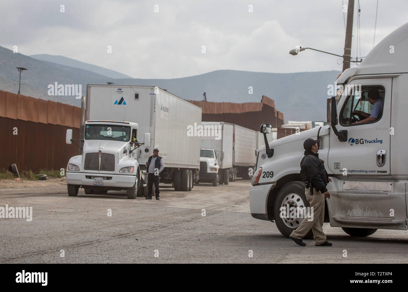 Otay, Mexiko. 03 Apr, 2019. Lkw Anstellen an der Otay Mesa Grenzübergang. Lkw-Fahrer haben derzeit für Stunden zu warten, bevor Sie überprüft werden und in die Vereinigten Staaten zu kommen. Angesichts der steigenden Zahl von Migranten aus Zentralamerika, die US-Regierung in der vergangenen Woche zog 750 Grenzschutzbeamten ihre Beiträge an Grenzübergängen und sie mit neuen Aufgaben betraut. Diese sind jetzt fehlt in der Handhabung der Fahrzeuge, was zu Verzögerungen führt. Credit: Omar Martínez/dpa/Alamy leben Nachrichten Stockfoto