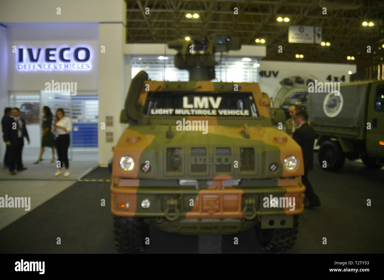 Rio De Janeiro, Brasilien. 04 Apr, 2019. Iveco präsentiert LMV Fahrzeug während LAAD Verteidigung &Amp; Security International Verteidigung und Sicherheit Fair, die größte und wichtigste defensd Security Messe in Latein Ame Amerika. Die Ausstellung vereint Hersteller und Anbieter von Technologien für die Streitkräfte, besondere Kräfte, der Polizei und den Managern ist von diesem Donnerstag (04) in der Anlage der Ereignisse und Konventionen des Riocentro in Barra da Tijuca in der westlichen Zone der Stadt Rio de Janeiro, RJ. Credit: Luiz Gomes/FotoArena/Alamy leben Nachrichten Stockfoto