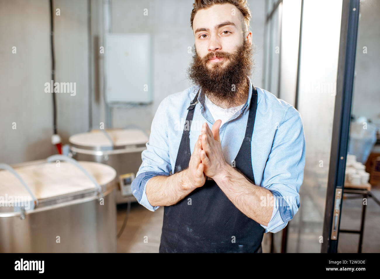 Porträt einer stattlichen bärtigen Arbeitnehmer stehen in der Nähe der Öfen in der Töpferei Fertigung Stockfoto