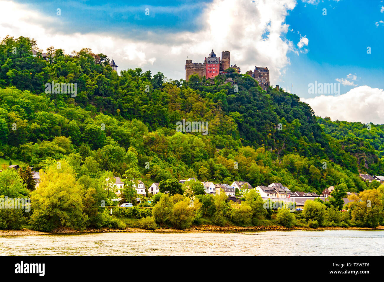 Toller Blick aufs Wasser von Schönburg, einem Hügel Schloss oberhalb der mittelalterlichen Stadt Oberwesel, die Teil des UNESCO-Weltkulturerbes der Oberen... Stockfoto