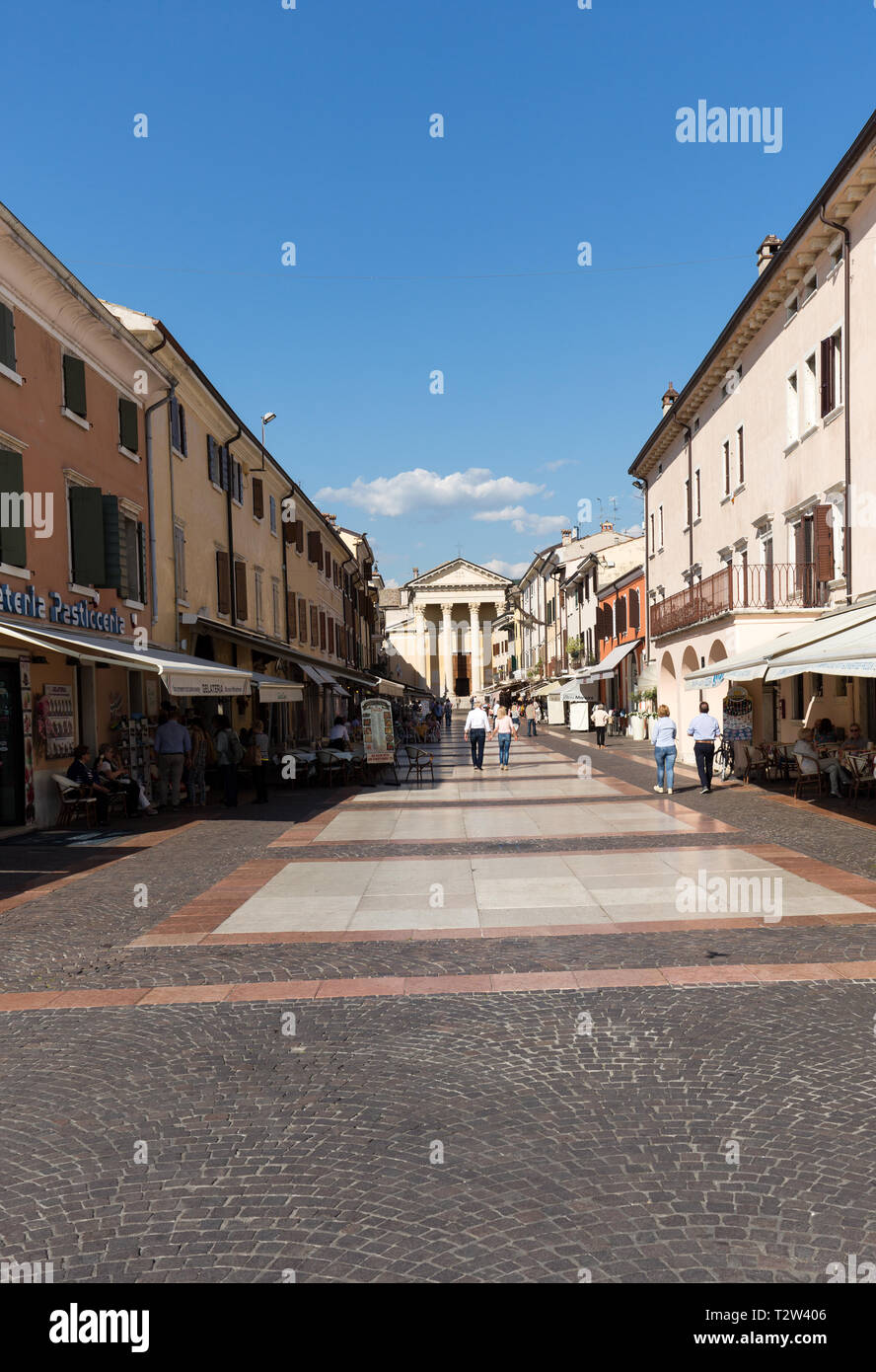 Bardolino attraktive Altstadt am Veroneser Ufer des Gardasees. Die Innenstadt mit Geschäften, Bars, Restaurants und Pizzerien gesäumt. Stockfoto