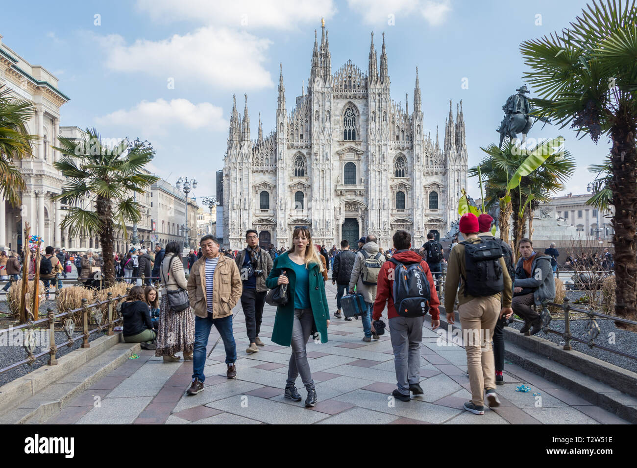 Mailand, Italien - 8. März 2019: Mailänder Dom Ansicht im Frühjahr mit Touristen, Italien Stockfoto