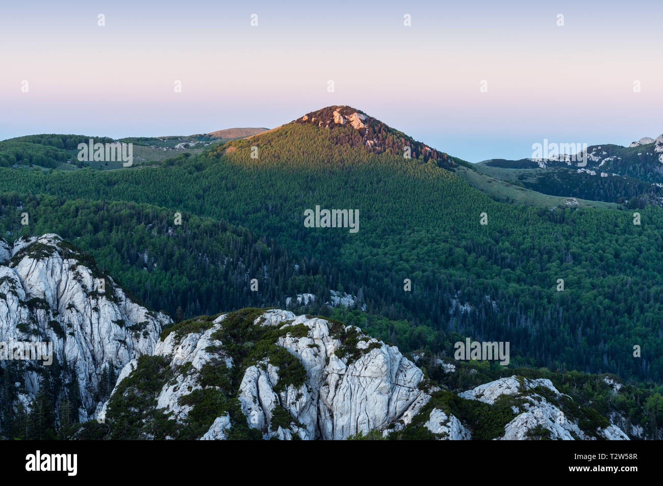 Nationalpark Sjeverni Velebit. Einer der schönsten Teile der Berg Velebit. Kroatien. Ideal für Bergwandern und Trekking. Stockfoto