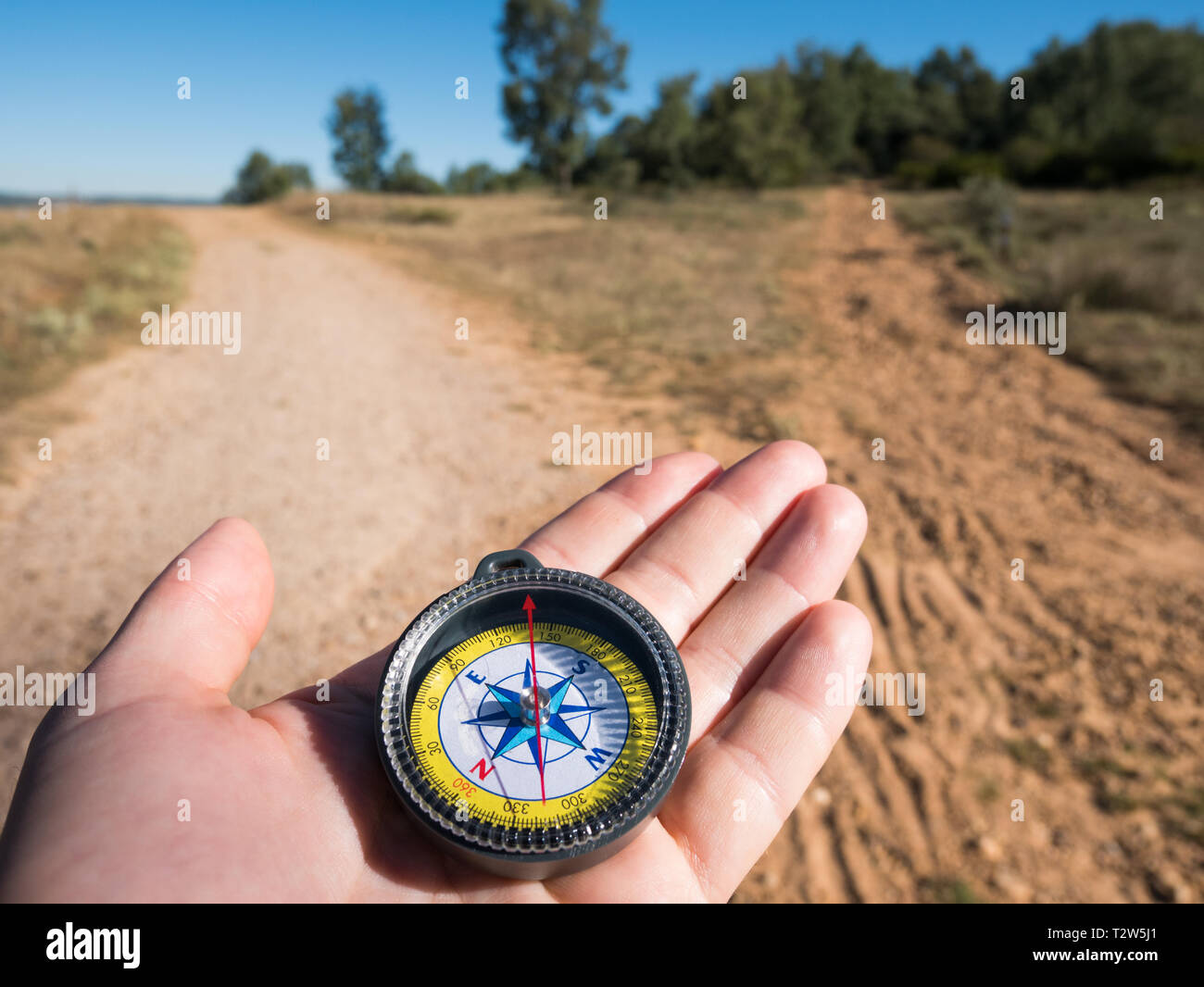 Wandern mit Kompass Stockfoto