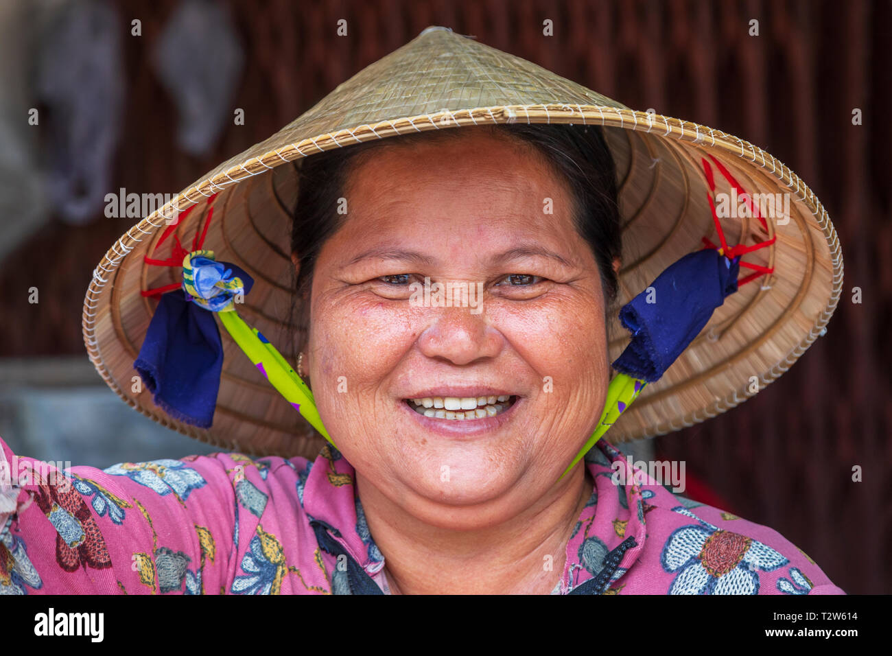 Porträt einer vietnamesischen Frau, die Arbeiten an der Straße Markt in Dinh Cau, Insel Phu Quoc, Vietnam, Asien Stockfoto