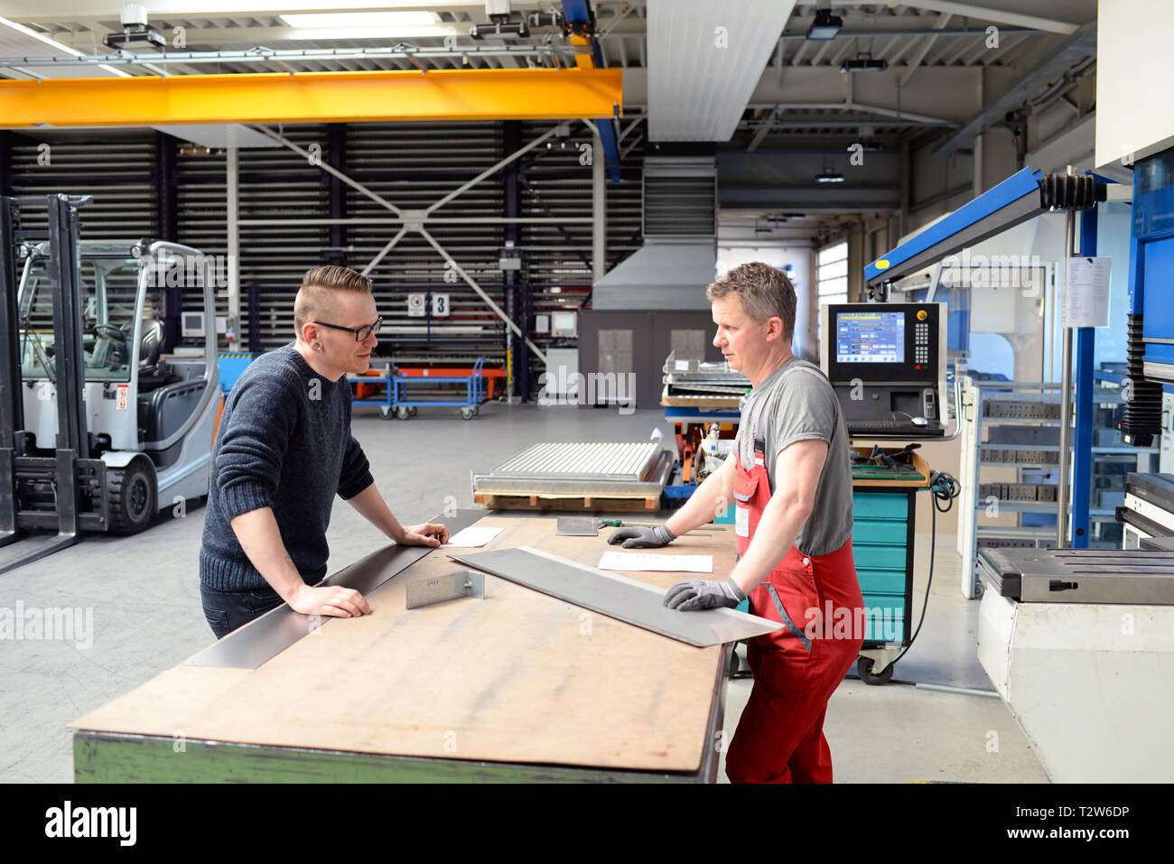 Teamarbeit Diskussion der Arbeitnehmer in der Metallindustrie Stockfoto