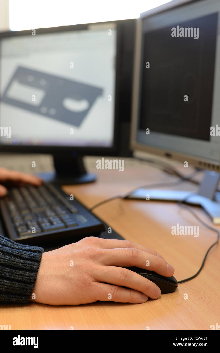 Design Engineer bei der PC in der Metallindustrie im Büro Stockfoto