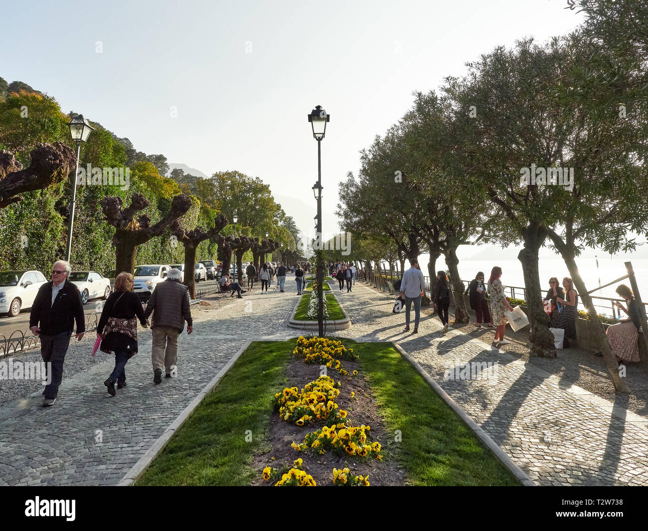 Lungolago in Bellagio Italien - Comer See. Menschen zu Fuß durch und stehen in der Lungolago während einem Nachmittag der frühen Frühling. Stockfoto