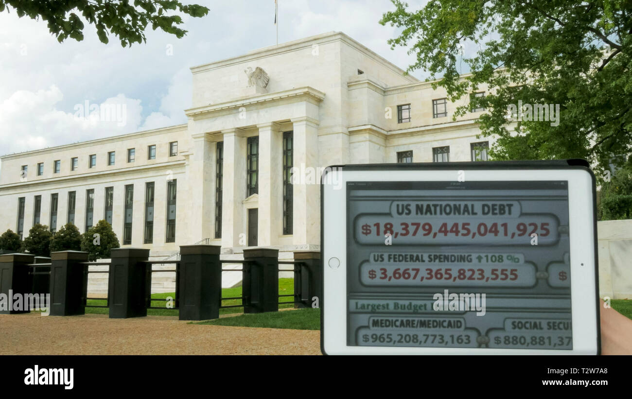 Ein debt Clock und das Äußere des Federal Reserve Building in Washington, DC Stockfoto