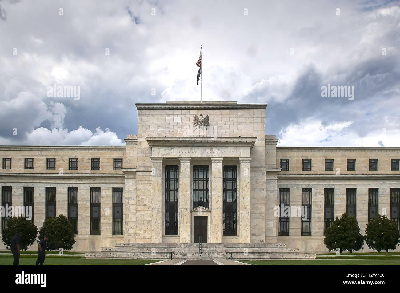 Gewitterwolken hinter das Äußere des Federal Reserve Building in Washington, DC Stockfoto