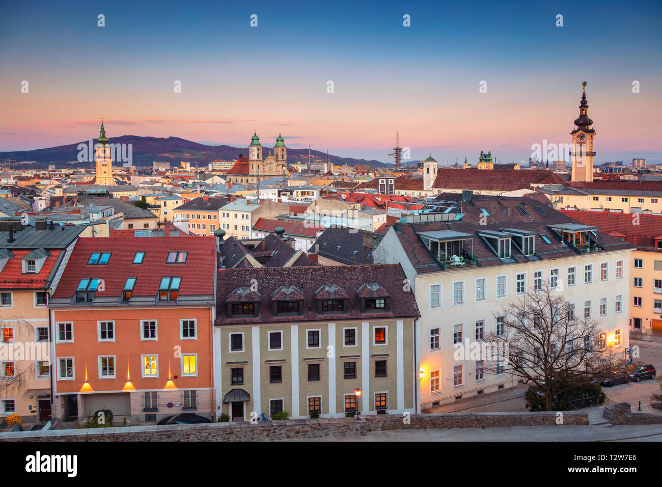 Linz, Österreich. Antenne Stadtbild Bild von Linz, Österreich während des Sonnenuntergangs. Stockfoto