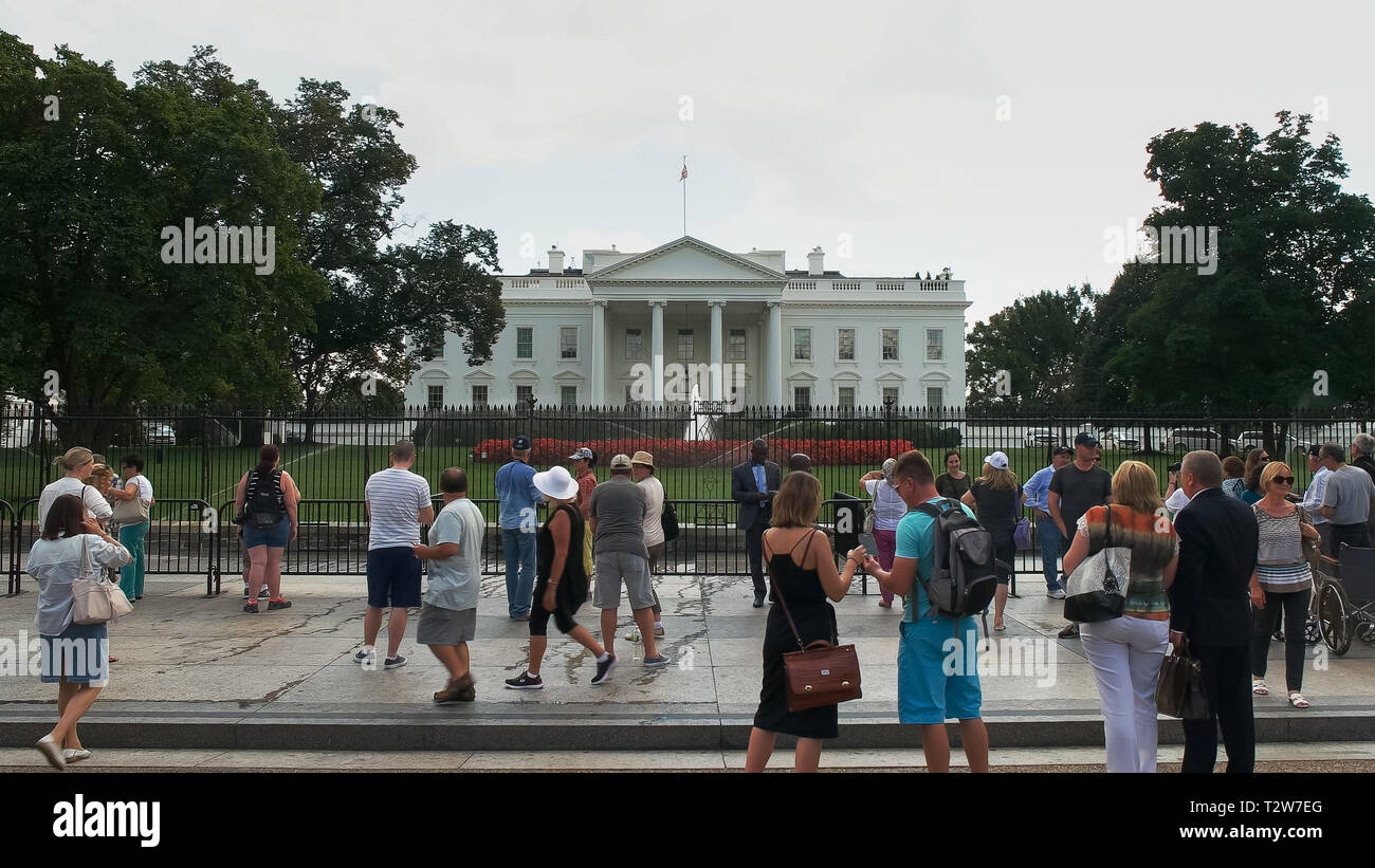 WASHINGTON, DC, USA - 9. SEPTEMBER 2015: Touristen und Besucher außerhalb des Weißen Hauses in Washington, DC Stockfoto