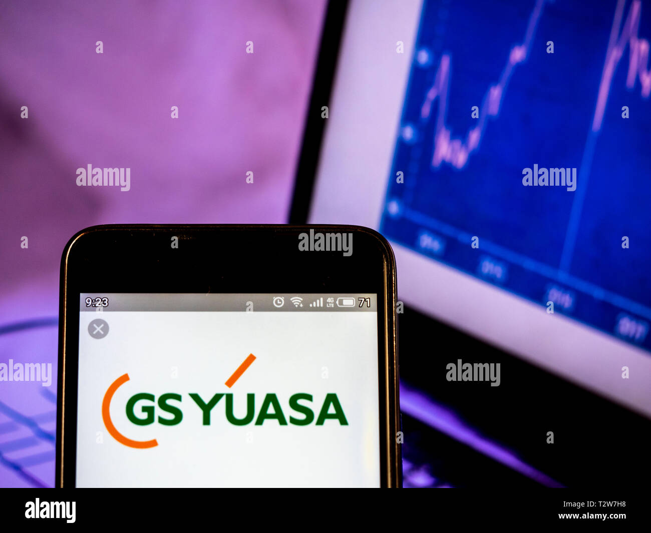 In diesem Foto Illustration ein GS yuasa Corporation logo gesehen auf einem Smartphone angezeigt Stockfoto