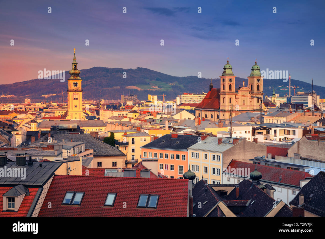 Linz, Österreich. Antenne Stadtbild Bild von Linz, Österreich während des Sonnenuntergangs. Stockfoto