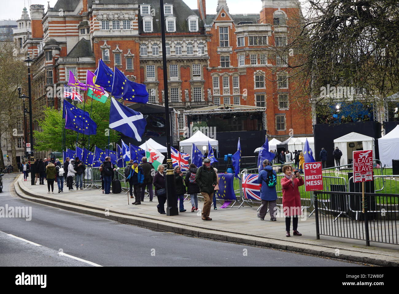 Eine kleine Zahl von EU und Brexit unterstützer Stimme ihre Unterstützung im Parlament in Westminster, London, Großbritannien. 4. April 2019 Stockfoto