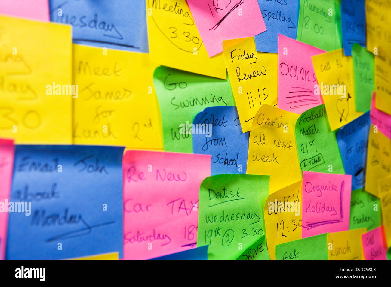 Ein Sortiment von bunten Post-it Notes Stockfoto