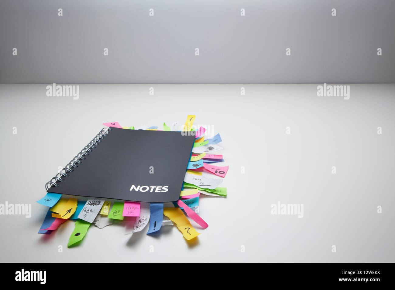 Hinweis pad voll von Post-it Notes Stockfoto