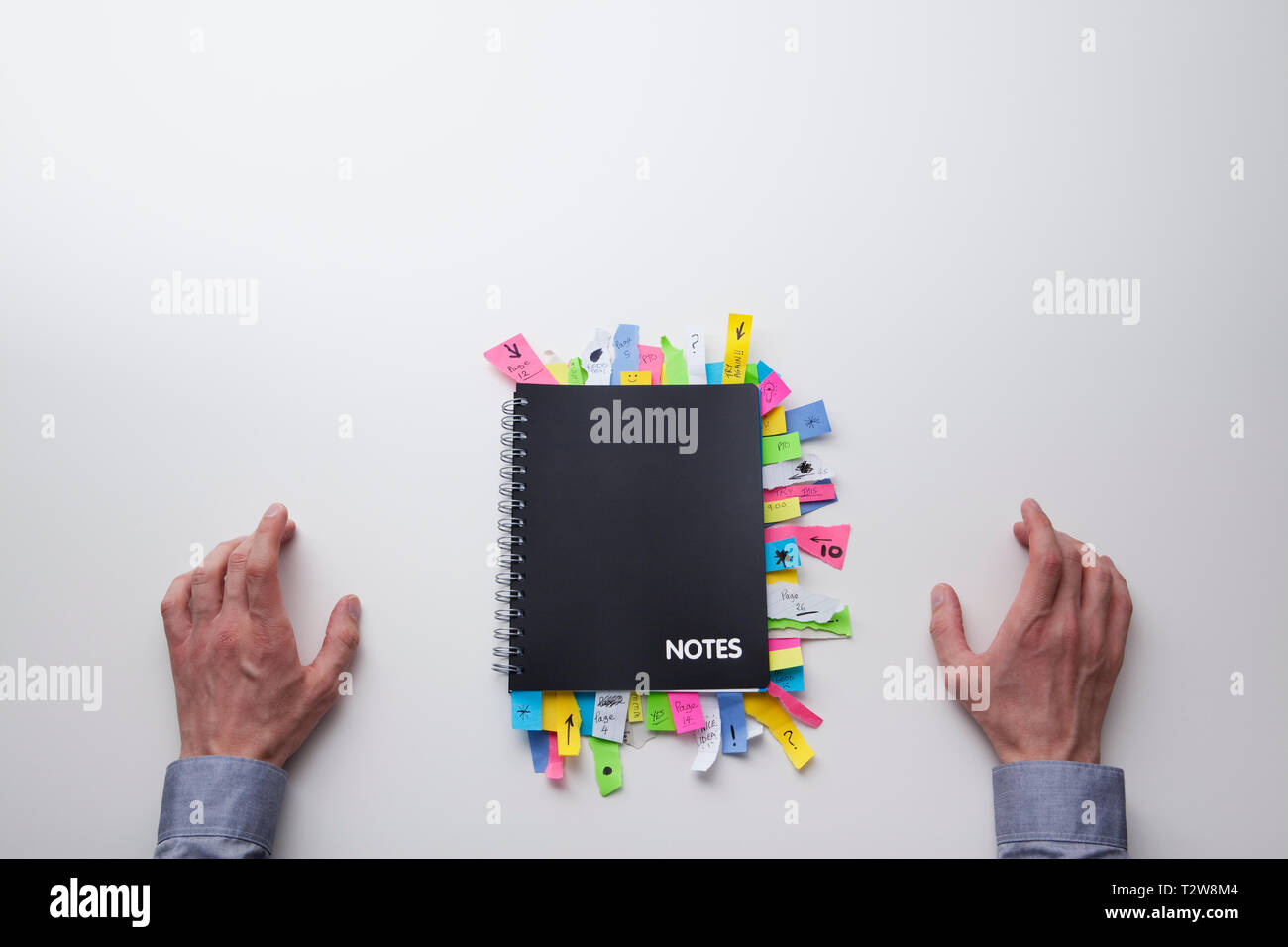 Blick von oben auf einen Notizblock, voll von Post-it Notes Stockfoto