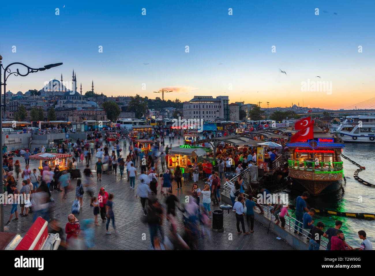 Istanbul, Türkei - 14 August, 2018: die Menschen essen und am Eminönü Square in der Dämmerung zu Fuß am 14. August 2018 in Istanbul, Türkei Stockfoto
