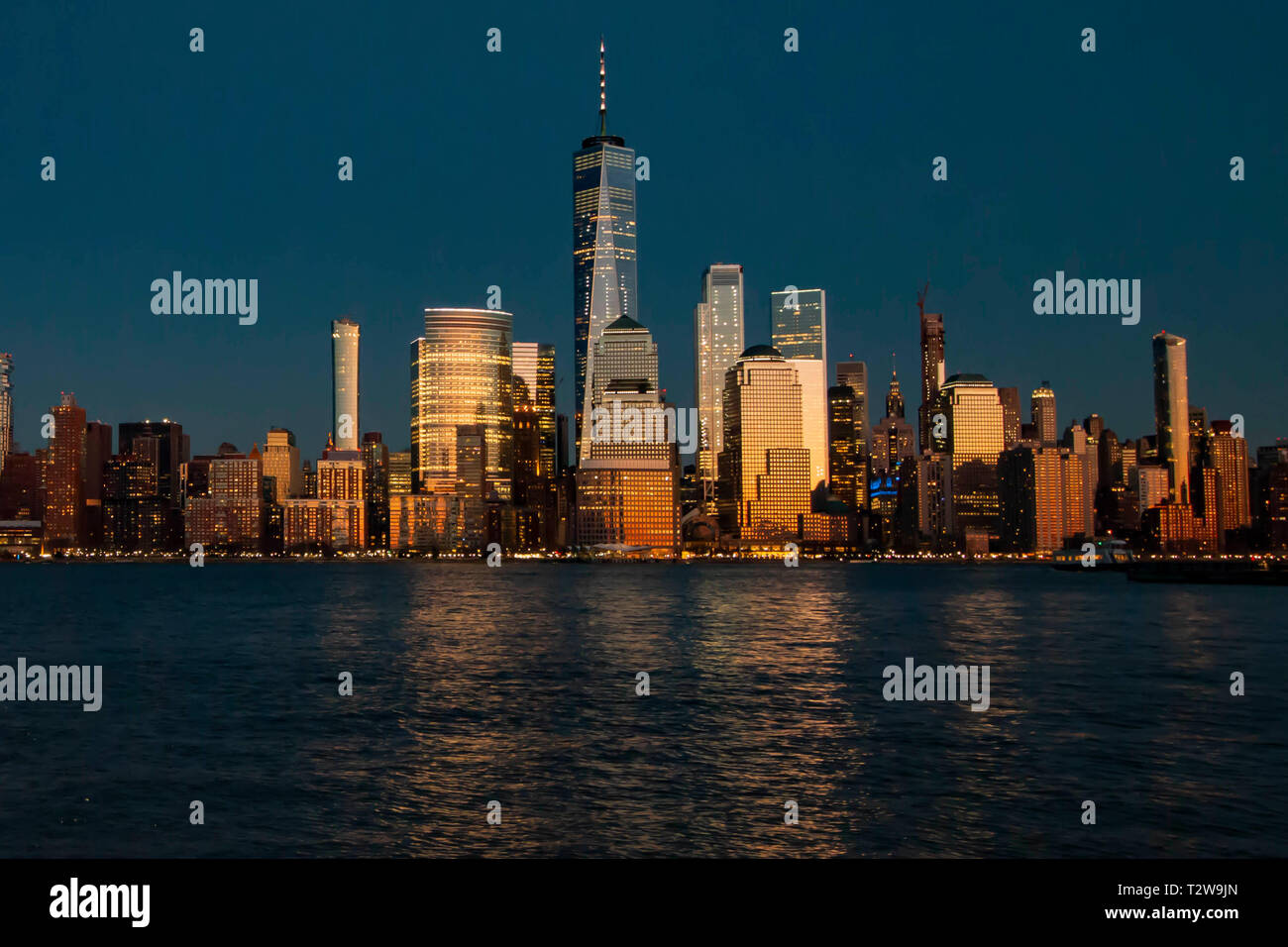 NYC Skyline in der Dämmerung Stockfoto NYC Skyline in der Dämmerung Stockfoto