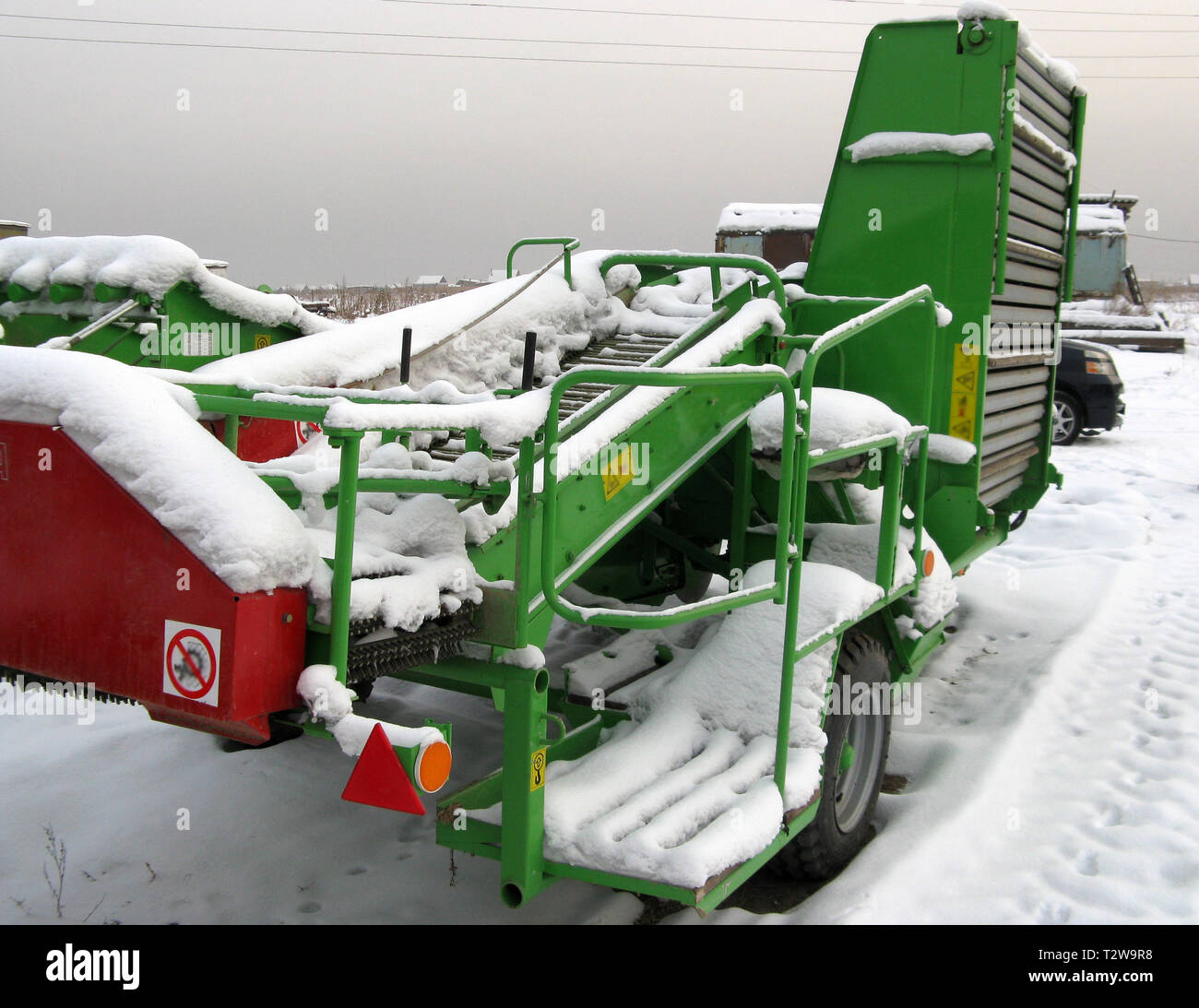 Alte Landwirtschaft Machinerie. Parken des Traktors landwirtschaftliche Maschinen. Das Bild war auf einem Parkplatz der Traktoren in einem ländlichen Garage genommen Stockfoto