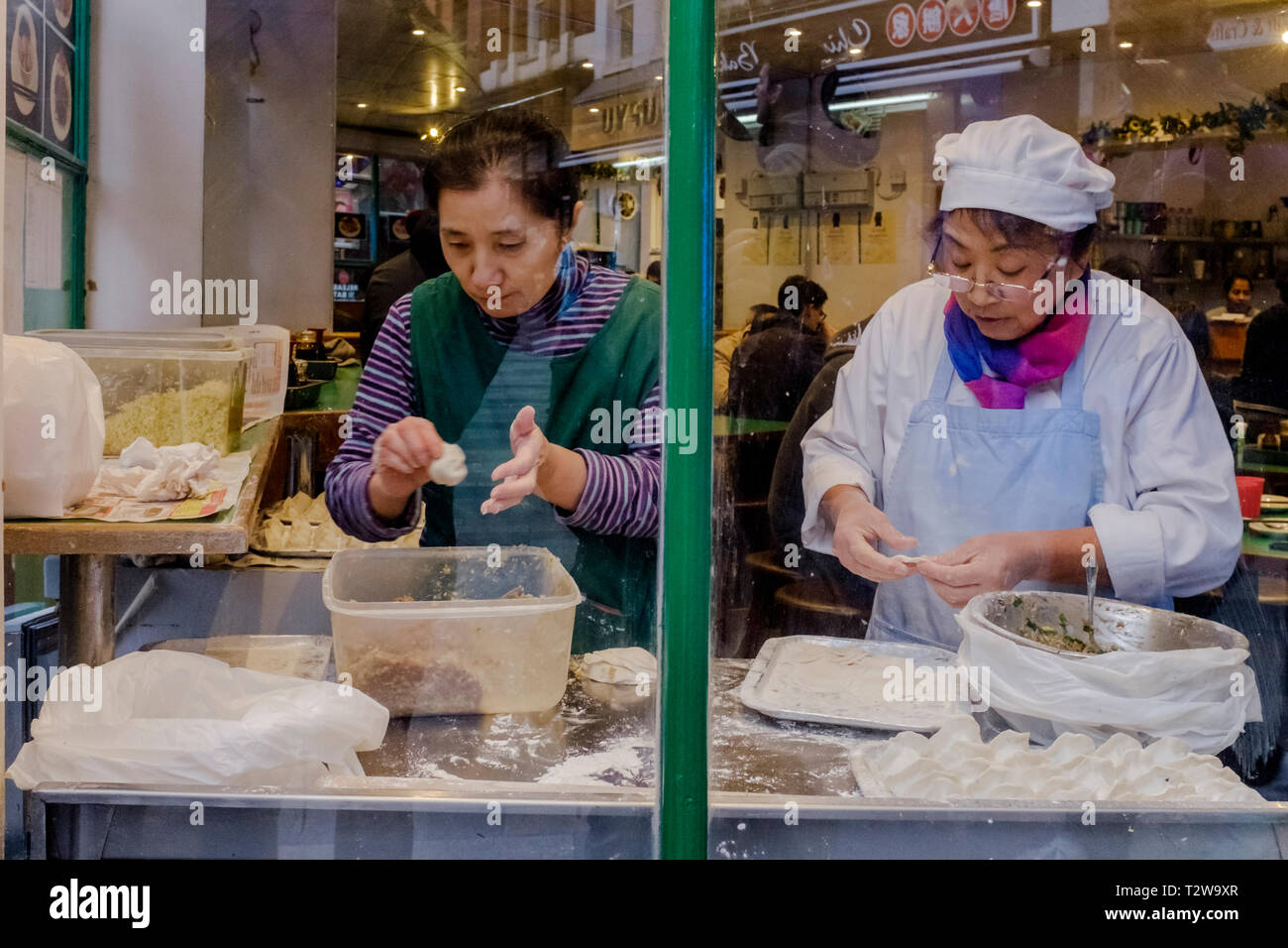 Chinesisches Restaurant mit zwei Damen, die Knödel, von Hand Stockfoto