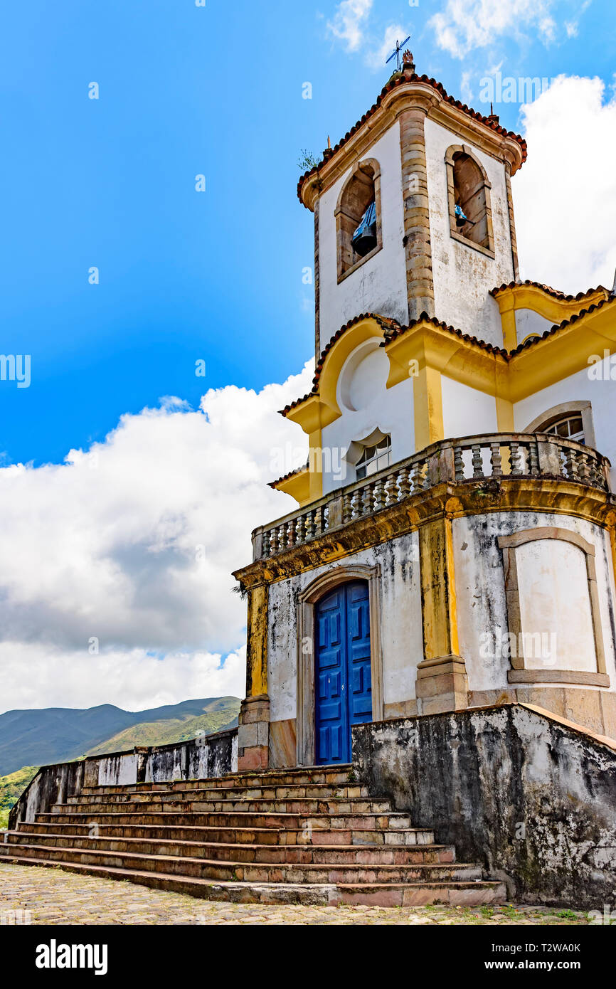 Alte katholische Kirche Fassade aus dem 18. Jahrhundert im Zentrum des berühmten und historischen Stadt Ouro Preto in Minas Gerais entfernt Stockfoto